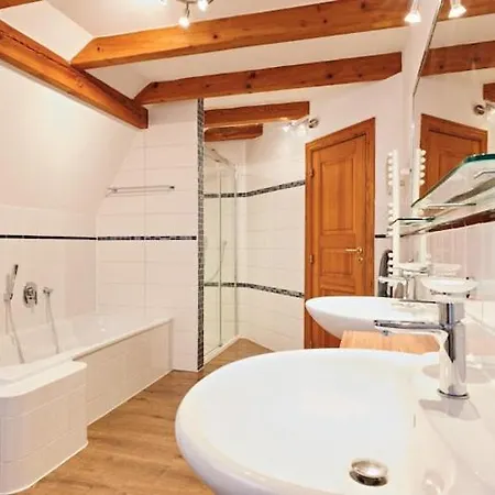 Nyaraló Monika In Im Bernstein